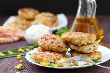 Tavuk pirzola tatlı mısır ve taze yeşillik ile