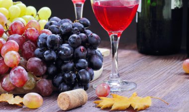 Farklı ve kırmızı şarap tatlı üzüm