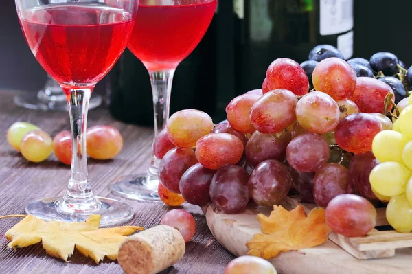 Сладкий виноград различных сортов и красное вино — стоковое фото