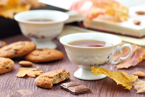 Herfst levensstijl met hete thee, snoepgoed en gele bladeren — Stockfoto