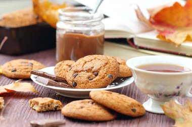 Sıcak çay, tatlılar ve sarı yapraklar ile sonbahar yaşam tarzı