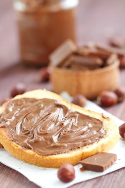 Çikolatalı fındık yapıştırın ekmek ile