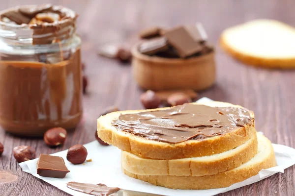 Pasta di noci di cioccolato con pane — Foto Stock