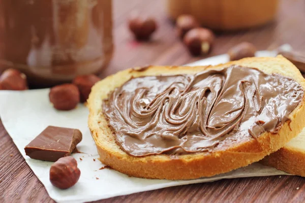 Čokoláda oříšková pasta s chlebem — Stock fotografie