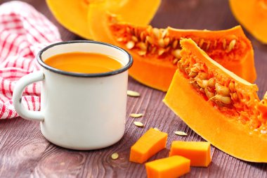 Kupalar rustik arka plan üzerinde kabak suyu