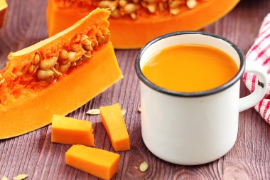 Kupalar rustik arka plan üzerinde kabak suyu