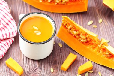 Kupalar rustik arka plan üzerinde kabak suyu