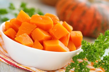 Bir tabak kase kabak dilimleri