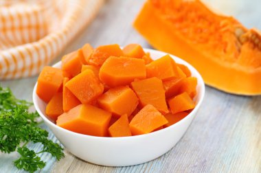 Bir tabak kase kabak dilimleri