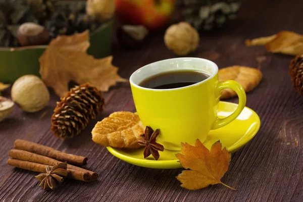 Podzim života s horkým čajem, cukrovinky, oříšky a žluté listy — Stock fotografie