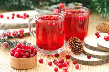 Kızılcık içki ve taze çilek