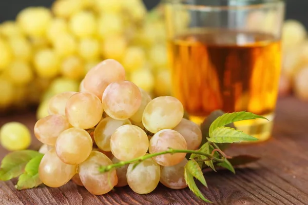 Виноградный сок и свежие ягоды — стоковое фото