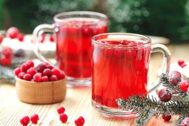 Kızılcık içki ve taze çilek