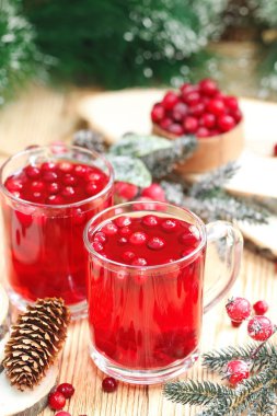 Kızılcık içki ve taze çilek