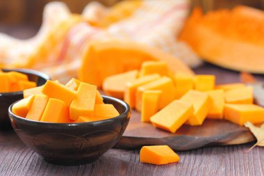 Tahta masadaki balkabağı