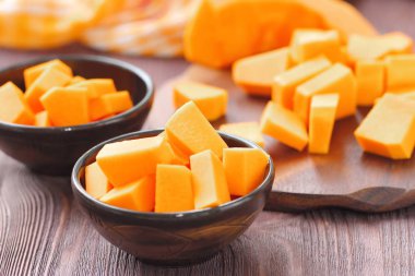 Tahta masadaki balkabağı