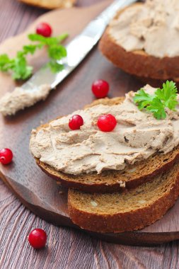 Ev yapımı tavuk yapıştır ile kahvaltı sandviç
