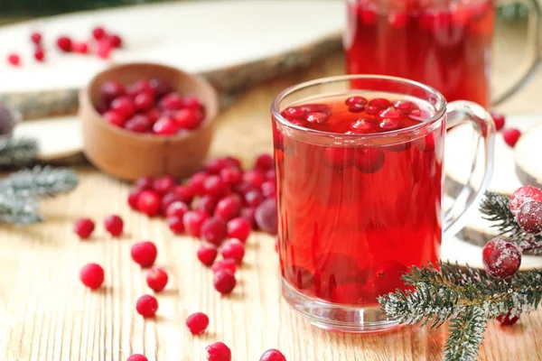 Brusinkový nápoj a čerstvé jahody — Stock fotografie