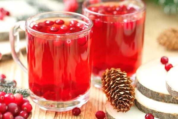Brusinkový nápoj a čerstvé jahody — Stock fotografie