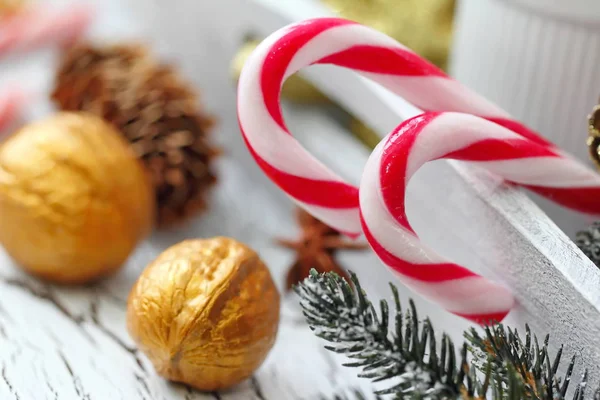 Tasse Kaffee mit weihnachtlicher Süße — Stockfoto