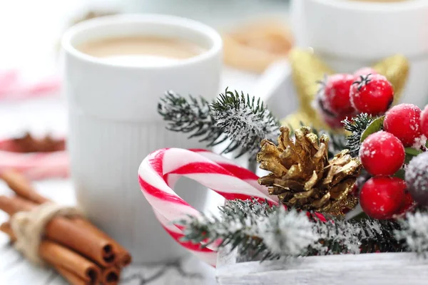 Šálek kávy s vánoční sladkosti — Stock fotografie