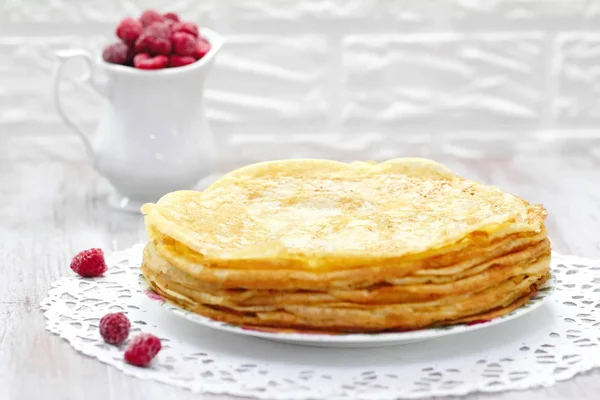 Pfannkuchen mit Himbeeren und Butter — Stockfoto