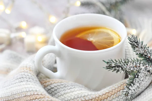 Taza de té caliente con limón y bufanda de lana — Foto de Stock