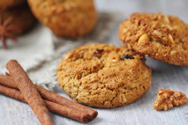 Yulaf ezmeli kurabiye fındık, Kuru üzüm ve tarçın ile