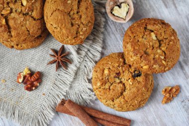 Yulaf ezmeli kurabiye fındık, Kuru üzüm ve tarçın ile