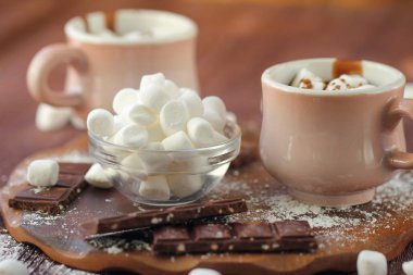 Şekerlemeli sıcak çikolata.