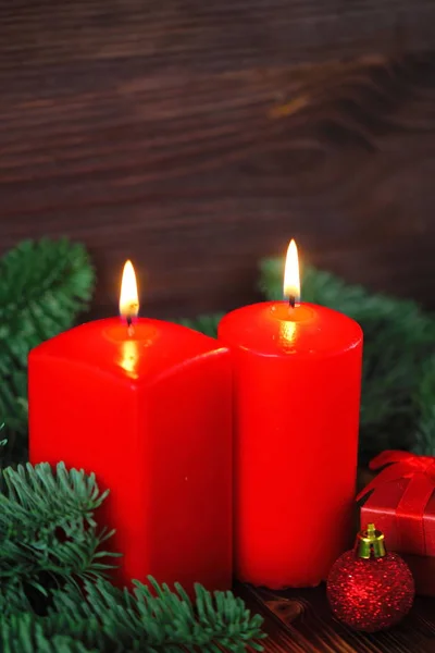 Velas ardientes con decoraciones navideñas —  Fotos de Stock