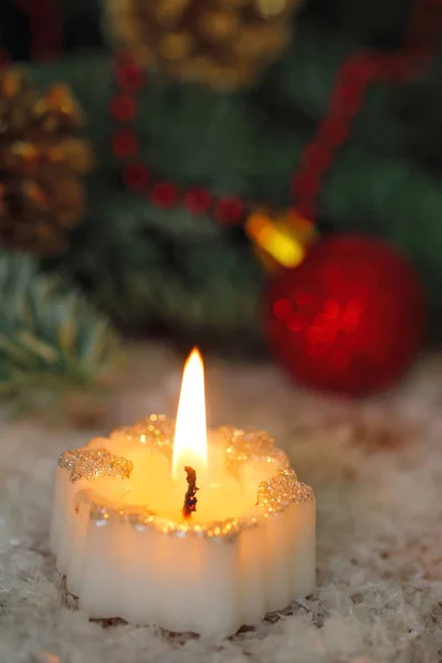 Velas ardientes con decoraciones navideñas — Foto de Stock