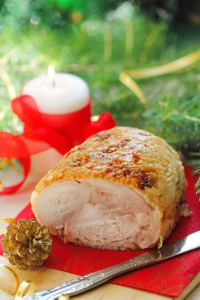 Pieczone mięso na obiad Bożego Narodzenia. — Zdjęcie stockowe