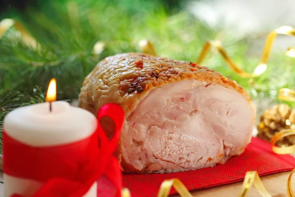 Ugnsbakad kött på julbordet. Stockbild
