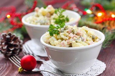 Yeni yıl partisi için Rus geleneksel salata Olivier