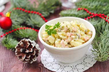 Yeni yıl partisi için Rus geleneksel salata Olivier