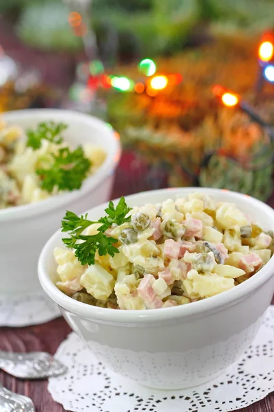 Ensalada tradicional rusa Olivier para la fiesta de Año Nuevo — Foto de Stock