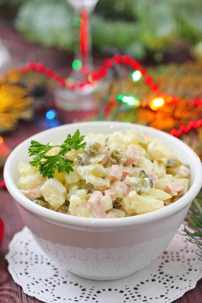 Русский традиционный салат Оливье на новогоднюю вечеринку — стоковое фото