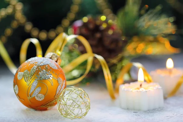 Boule de Noël sur fond enneigé avec givre et flocons de neige . — Photo