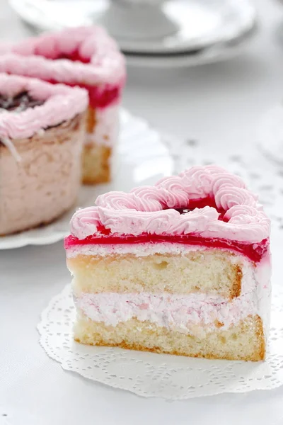 Pyszne ciasto z kremem i galaretką — Zdjęcie stockowe