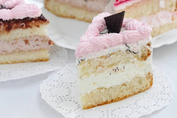 Pyszne ciasto z kremem i galaretką — Zdjęcie stockowe