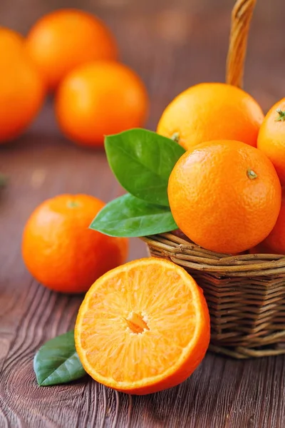 Mandarini freschi sul tavolo — Foto Stock