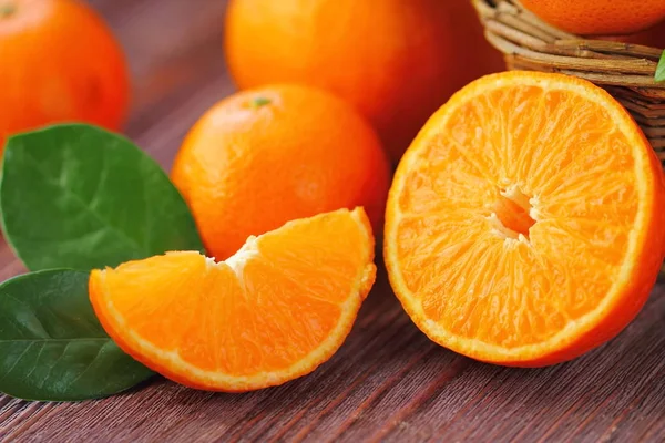 桌上有新鲜的橘子 — 图库照片