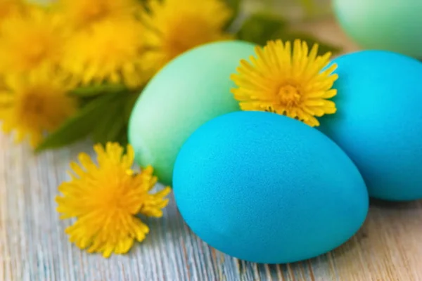 Uova di Pasqua e fiori su sfondo di legno — Foto Stock