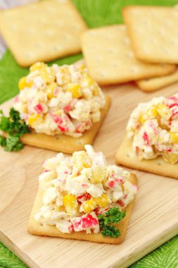 Yengeç sopa ve tatlı mısır salatası