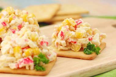 Yengeç sopa ve tatlı mısır salatası