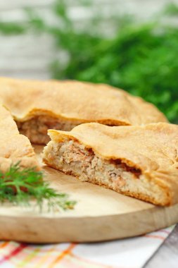 Kırmızı balık ve pirinç ile pasta