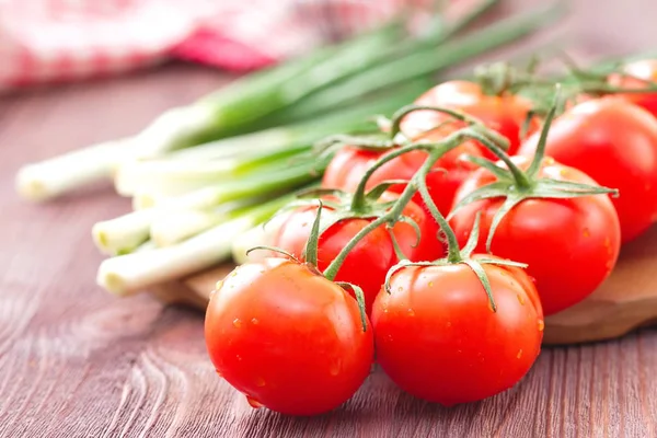 Čerstvá rajčata a jarní cibulkou — Stock fotografie