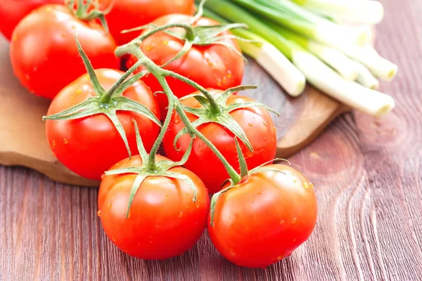 Čerstvá rajčata a jarní cibulkou — Stock fotografie