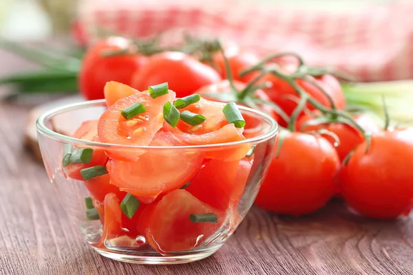 Taze salata domates ve soğan ile — Stok fotoğraf